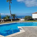 Oceanview Tamara With Pool 아파트